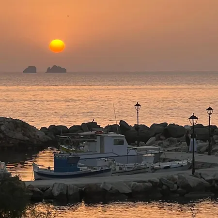 Dom wakacyjny Stelios' Beachfront Retreat *