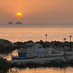 Casa de Férias Stelios' Beachfront Retreat *